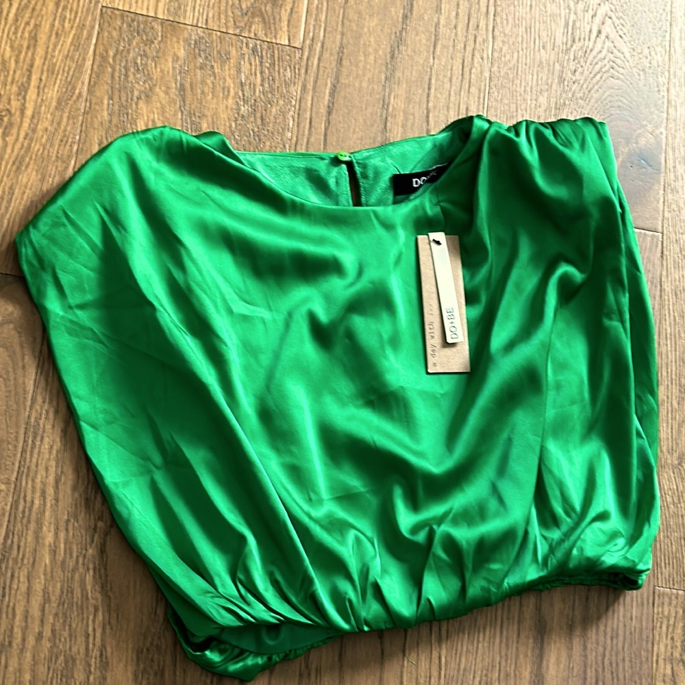 NWT Cropped green shirt